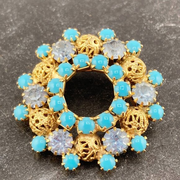 VINTAGE Blue, turquoise, and gold tone metal filigree wreath brooch ~ Boho pin - Picture 6 of 8